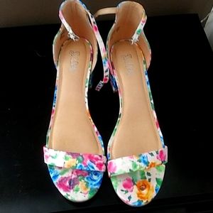 Flower print strap sandal heel
